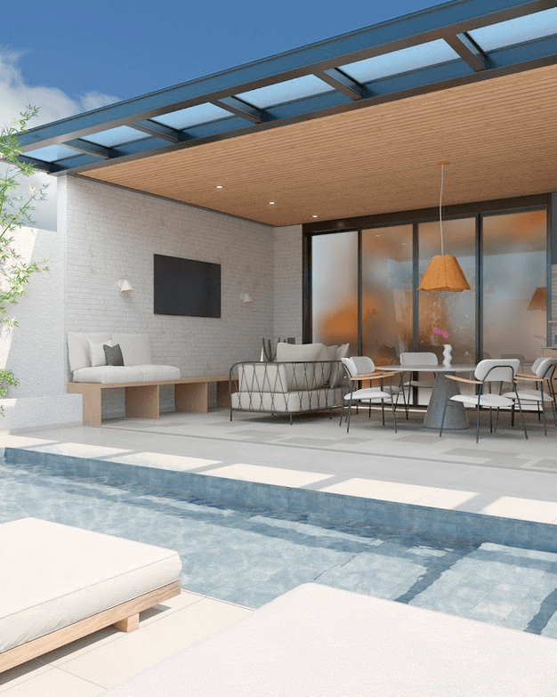 Estar externo com sofá, TV e mesa de jantar junto à piscina